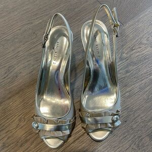 ANNE KLEIN 2 Gold Statement Heels
